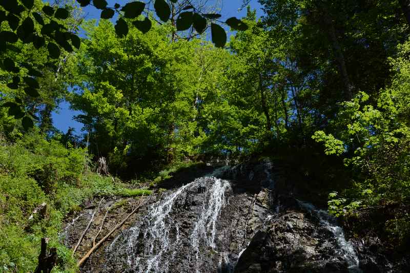 Beim ersten Wasserfall rieselt das Wasser leicht von oben herunter