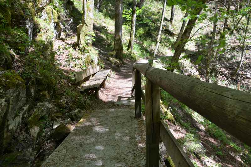 Bänke laden oberhalb des Wasserfalls am Tegernsee zum Rasten uns Staunen ein