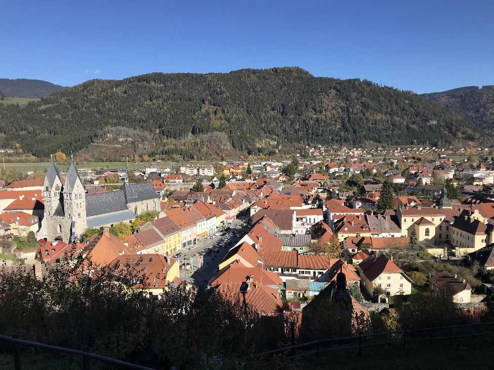 Der Ausblick über Friesach von der Burgruine Rotturm in Kärnten