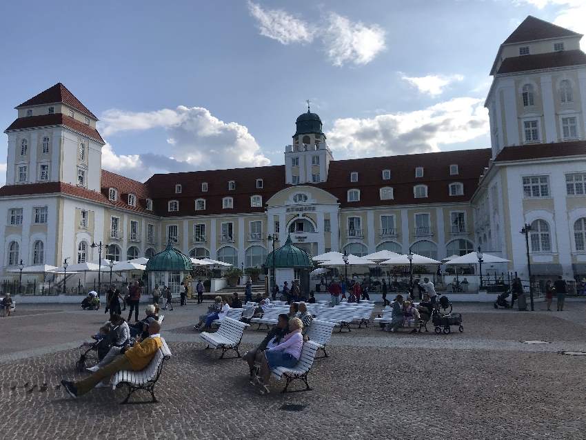 Im Gegensatz zu Sellin stehen die prächtigen Gebäude bei der Seebrücke an Land, nicht im Wasser.