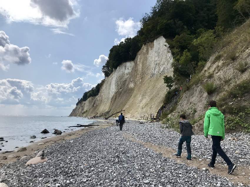 Einzigartiges Naturerlebnis: Unterhalb der Kreidefelsen am Strand wandern