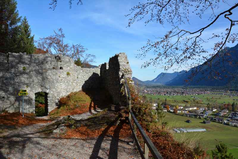 Auf der Ruine Werdenfels mit Kindern, das ist der Blick über das Loisachtal und Farchant, Auch Garmisch Partenkirchen mit der Zugspitze ist zu sehen.