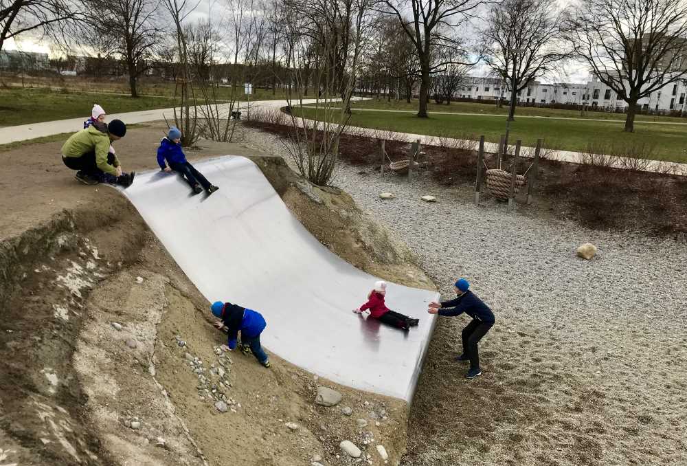 Das ist die breite Rutsche am Abraxas Spielplatz, schaut auf dem Bild gar nicht so steil aus...