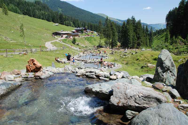 In Saalbach Hinterglemm wandern mit Kinderwagen zum Hexenwasser, Lindlingalm