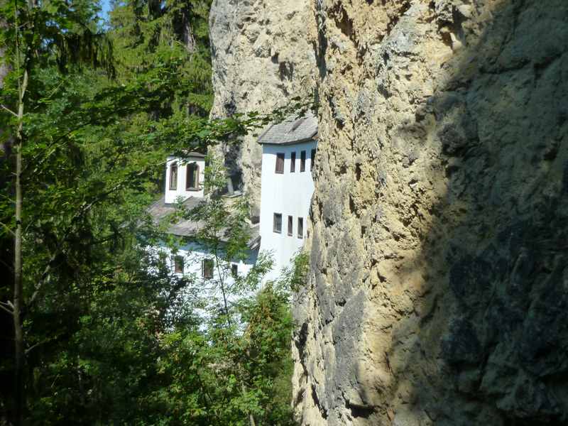 Einsiedelei Saalfelden - direkt in die Felsen gebaut. Muss man gesehen haben. 