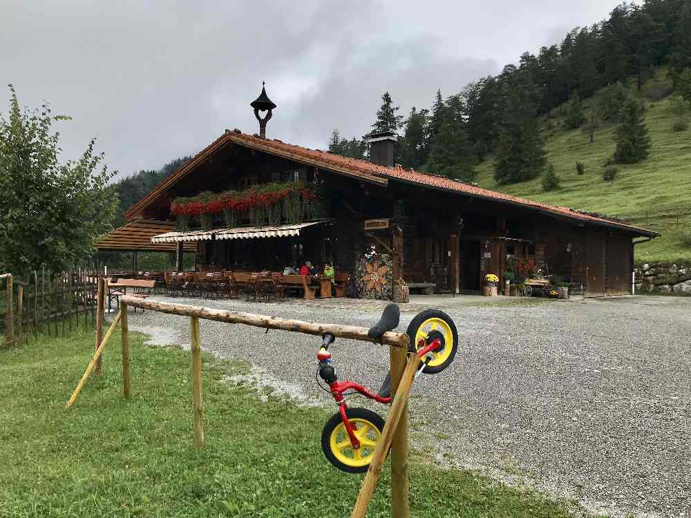 Das erste Wanderziel: Die Saloberalpe oberhalb vom Alatasee, auch mit geländetauglichen Kinderwagen möglich