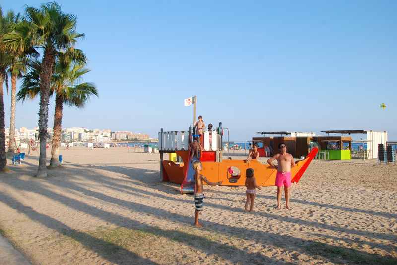 Salou Strand in Katalonien: Familienurlaub am Meer mit Spielplatz am Sandstrand 