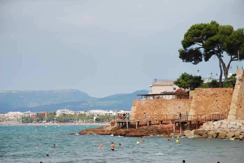 Der  Salou Strand mit der pittoresken Bucht 