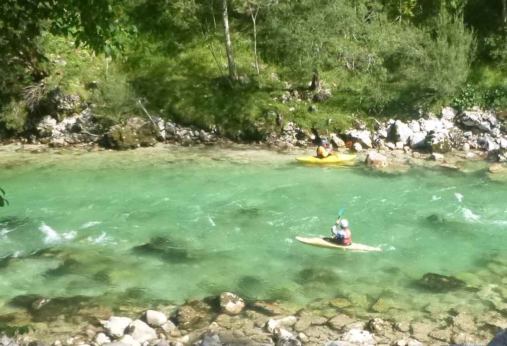 Wir freuen uns schon auf den Einstieg: So schön klar ist das Wasser in der Salza. Die Kajakfahrer geniessen es bereits.