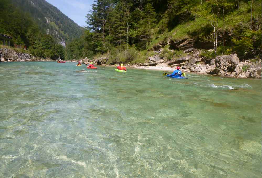 Ein erhebendes Gefühl, wenn man das Paddel durch das glasklare Wasser zieht und unten die Kieselsteine funkeln sieht