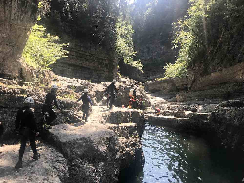 ... danach geht es hinunter in die Schlucht zu den ersten Wasserbecken - den Gumpen.