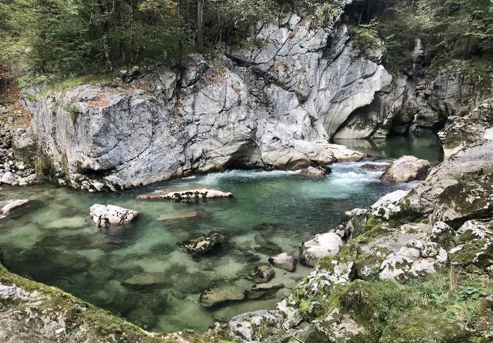 So schön ist das Wasser in der Lammerklamm - vom Wandersteig schauen wir hinunter