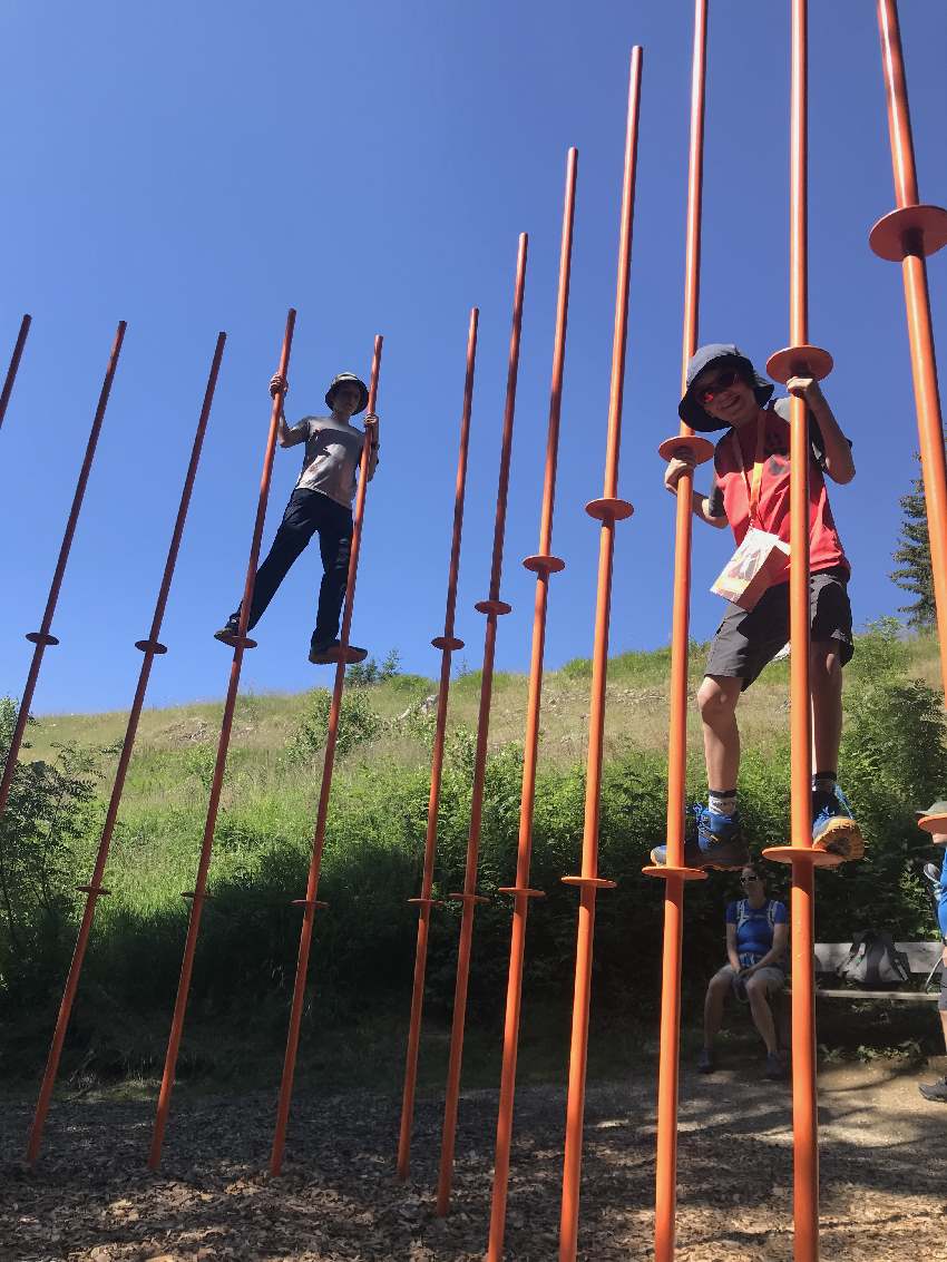 Wandern mit Kindern Salzburger Land: Entlang der wackelnden Stangen meterhoch über dem Boden...