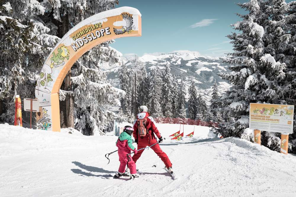 So lernen Kinder gerne Skifahren - das Foto von Katja Pokorn von der Kidslope und dem  Drachenpark auf der Schmitten