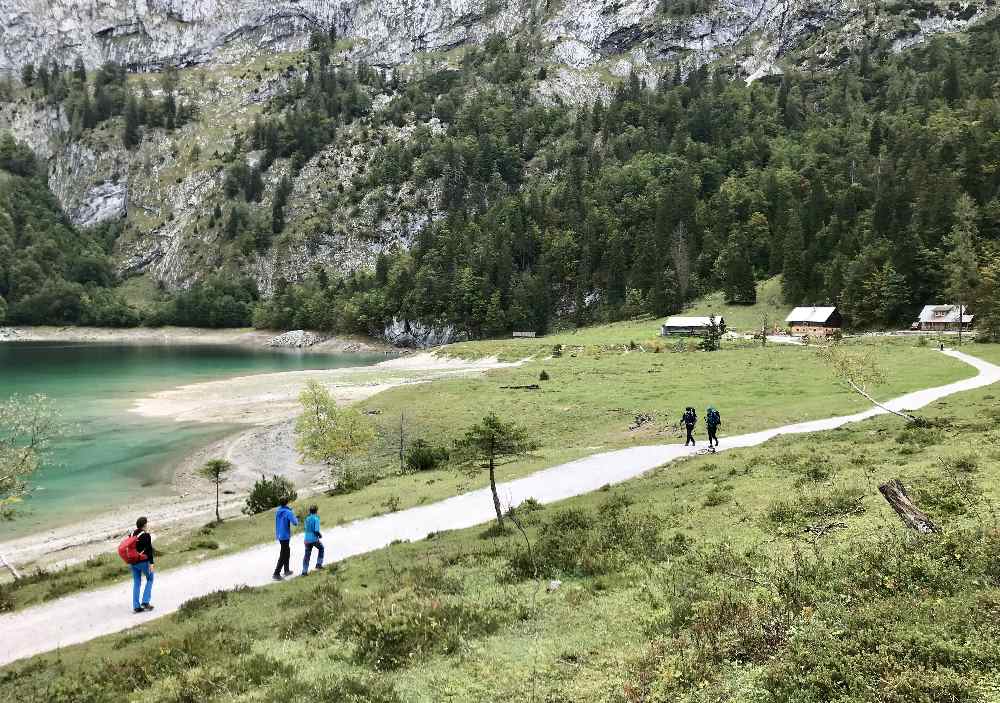 Am hinteren Gosausee zur Holzmeisteralm wandern oder direkt ans Seeufer setzen