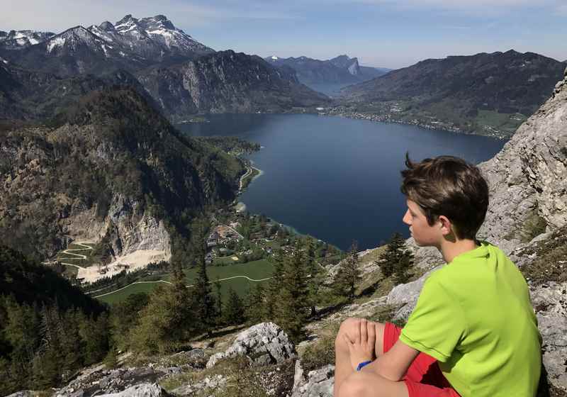 Im Salzkammergut wandern mit Kindern - der Blick vom Schoberstein über den Attersee