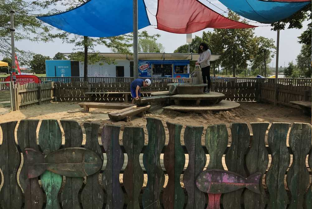 Das ist der Sandspielplatz auf der Donauinsel in Wien 