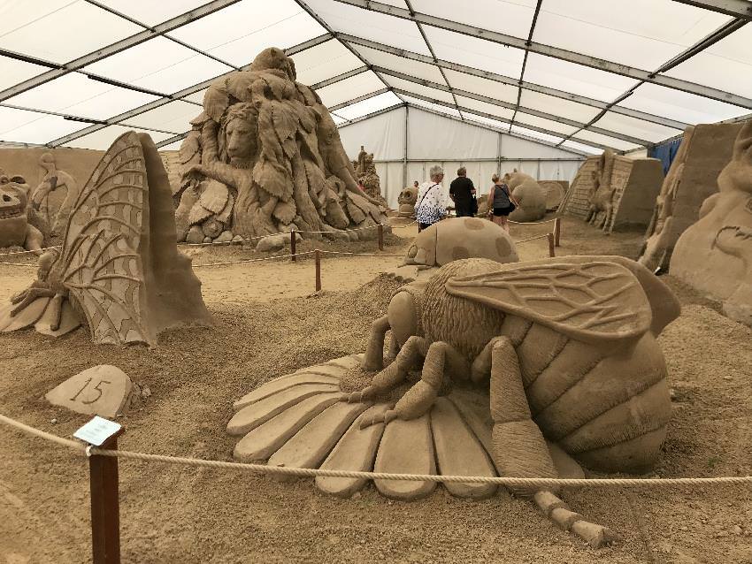 Der Blick in die Halle der Sandskulpturen Usedom