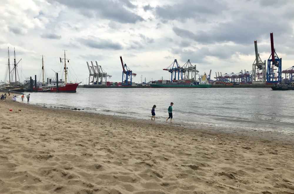 Elbstrand Hamburg mit Kindern: Beliebt nicht nur bei Familien. Freizeit am Elbstrand im feinen Sand. 