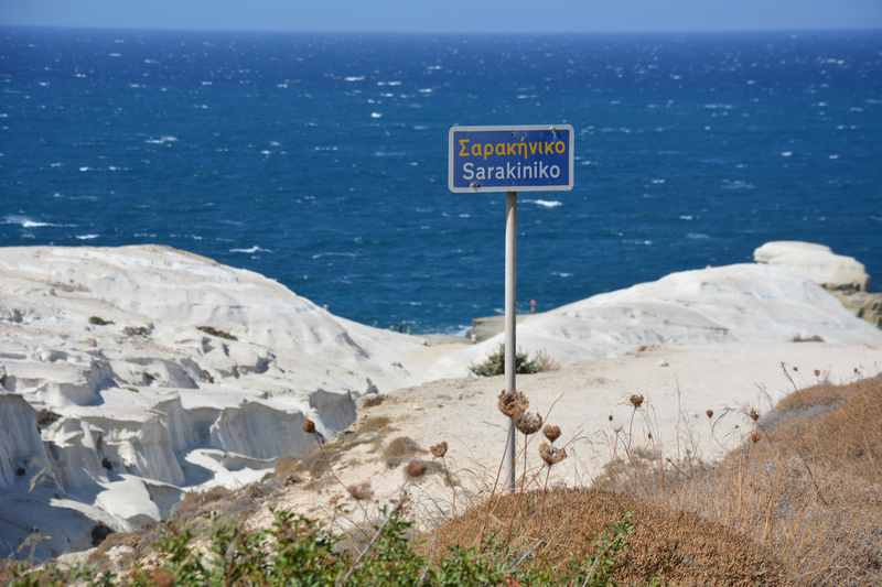 Sarakiniko - tiefes Blau des Meeres und der weisse Stein, wunderbar