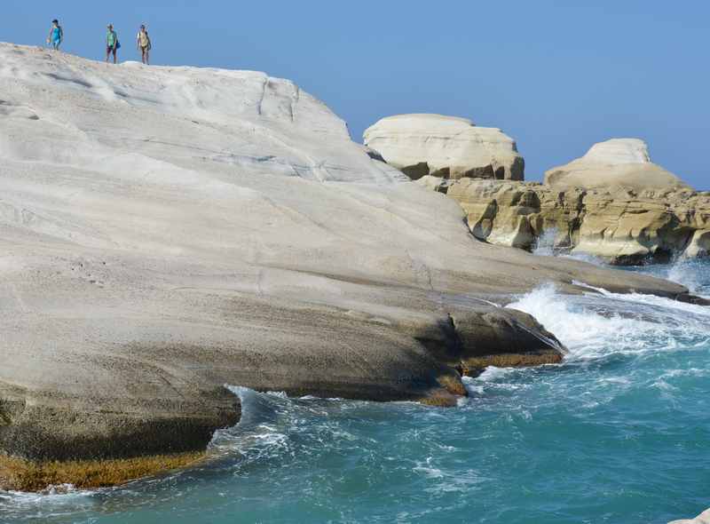 Spaziergang am Meer auf den Felsen vom Sarakiniko Strand