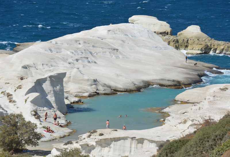 Traumhaft: Der Sarakiniko Strand. Schaut mal die Dimension an - Menschen im Vergleich zum Felsen!