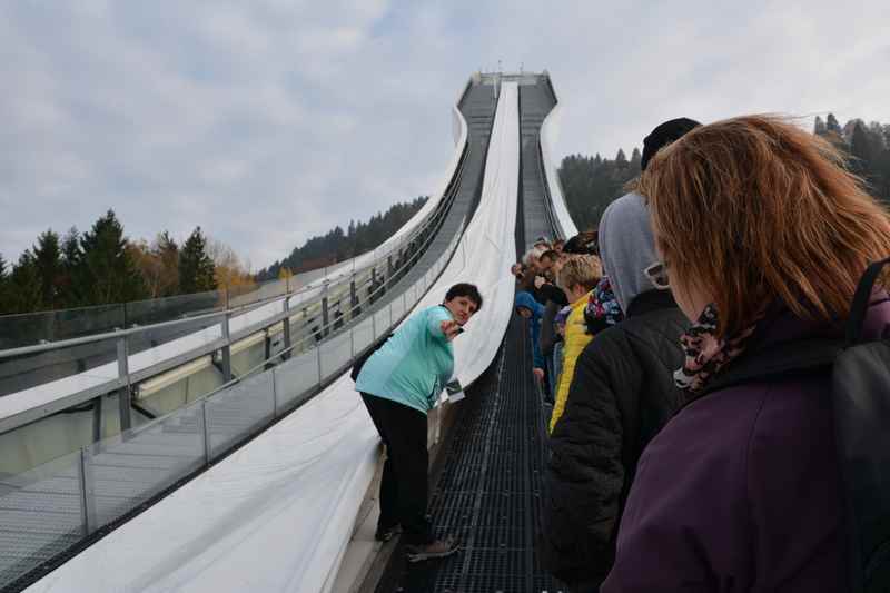 Bei der Schanzenführung gibt es viele Blicke hinter die Kulissen - und unter die Abdeckungen...