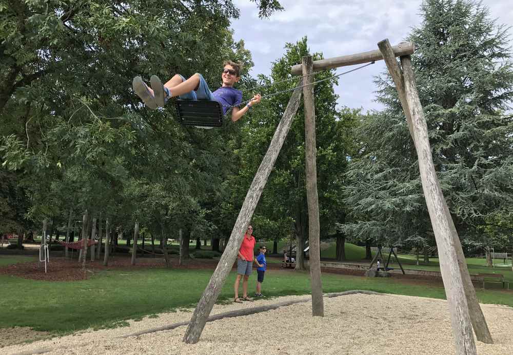 Die Riesenschaukel am Spielplatz in Graz, toll und kostenlos im Familienurlaub Österreich