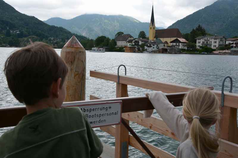 Sehnsüchtig warten die Kinder auf das Schiff am Tegernsee