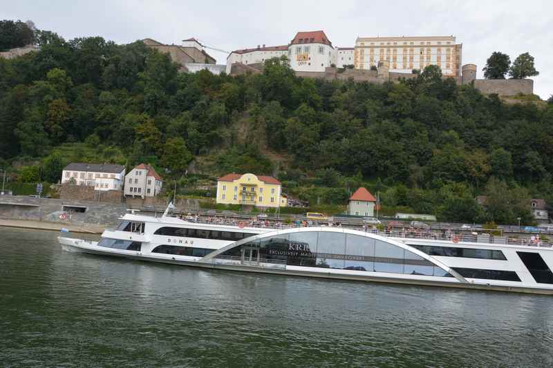 Mit Kindern auf dem Schiff von Passau auf der Donau fahren, oben siehst du die Veste