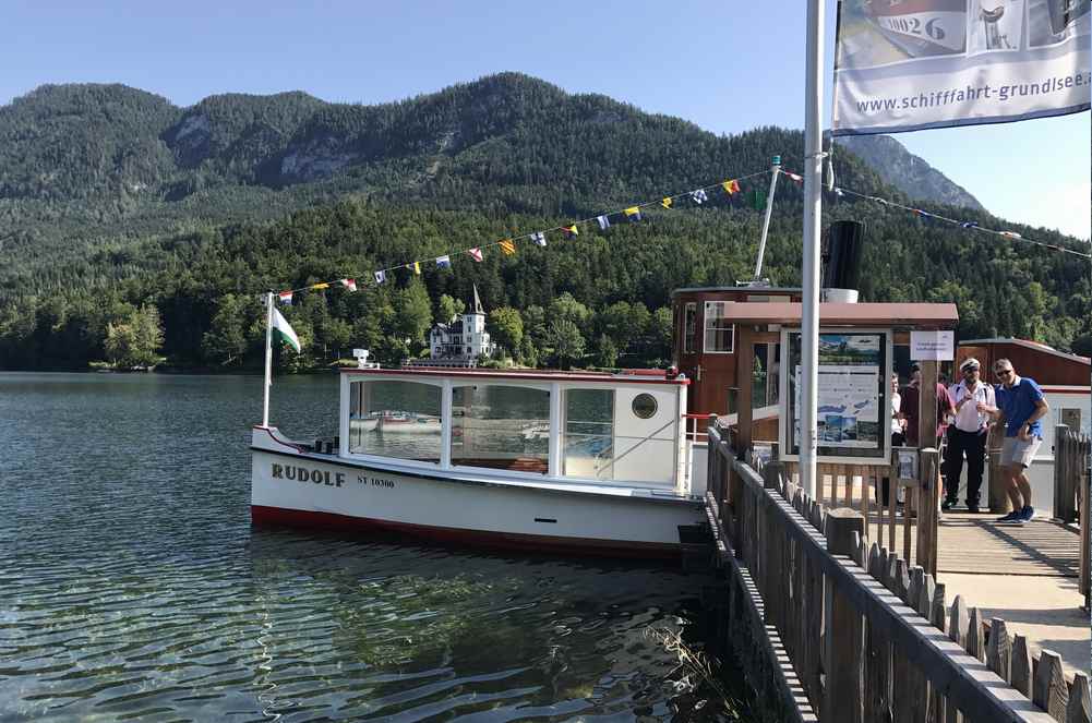 Beim Seehotel in Grundlsee steigen wir für unsere Drei Seen Tour in das Schiff Rudolf im Salzkammergut