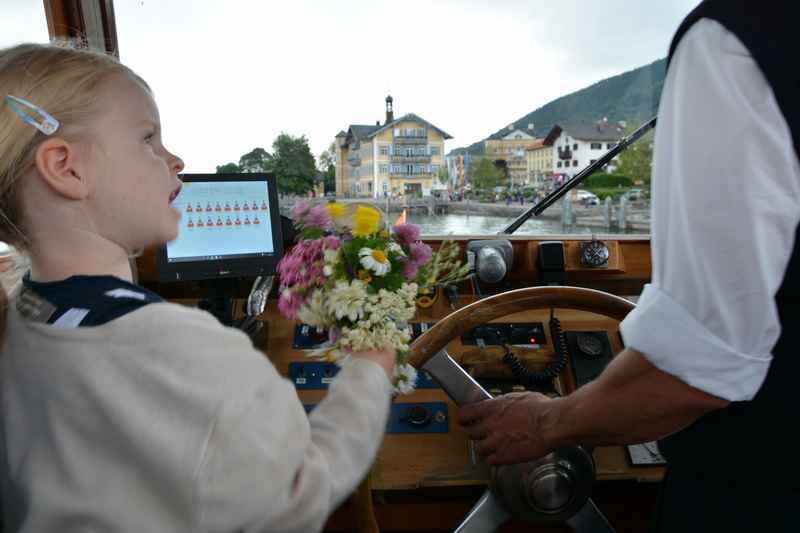 "Du Herr Kapitän: Wo hast du Platz für meine Blumen?", will der kleine Fahrgast wissen