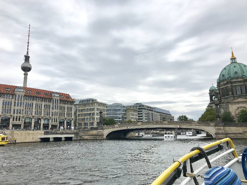 Schifffahrt auf der Spree Berlin - zuerst durch das Regierungsviertel, an der Museumsinsel vorbei.