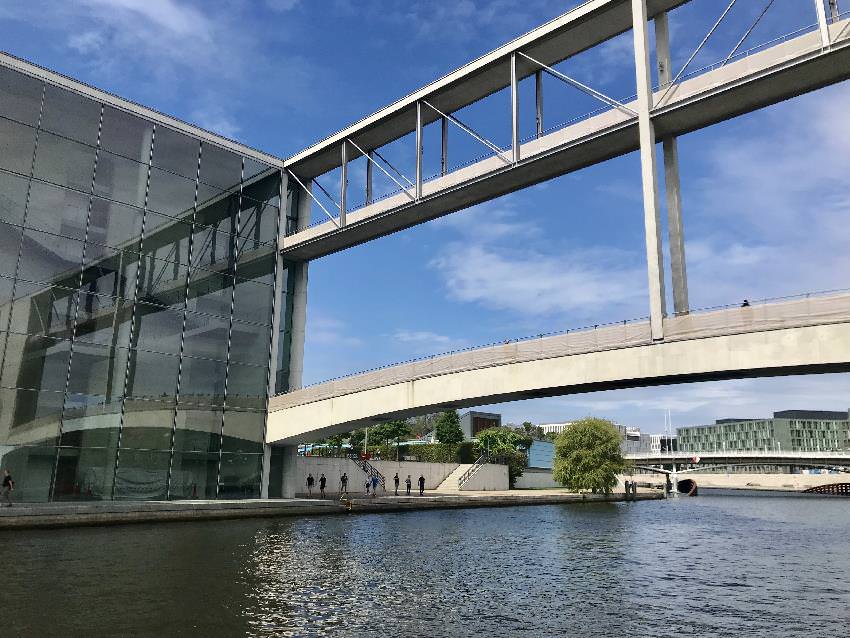 ... dann reißen die Wolken auf: So ist die Schifffahrt auf der Spree in Berlin noch eindrucksvoller oder?