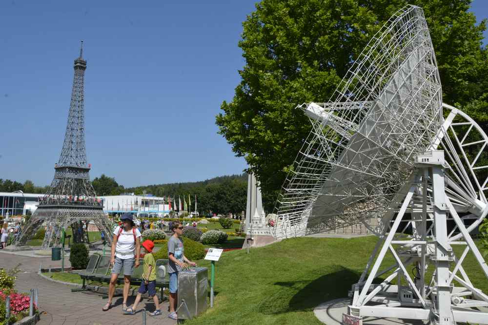 Der Besuch von Minimundus mit dem Eifelturm links, rechts das steuerbare Radioteleskop