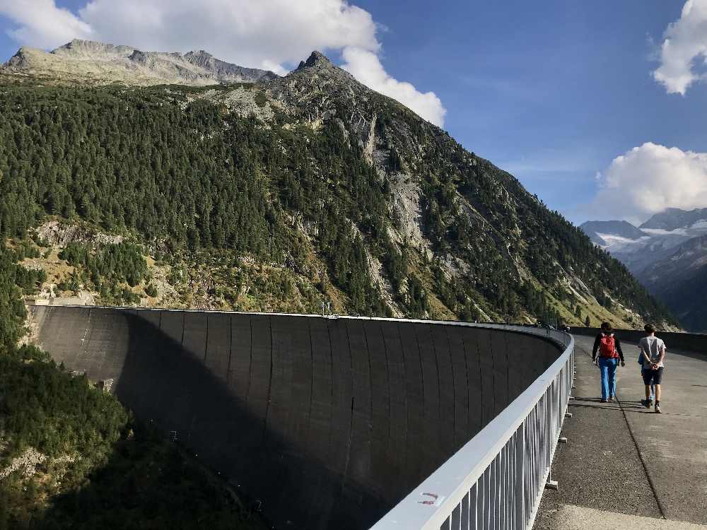 Was für ein Bauwerk! 131 Meter ist die doppelt gekrümmte Schlegeis Staumauer hoch, unbedingt die Führung mitmachen! 