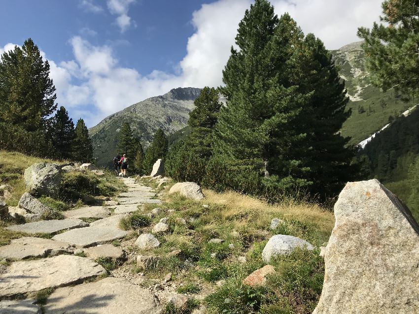 Die Wanderung führt teilweise über diese großen Natursteine. Wahnsinn!