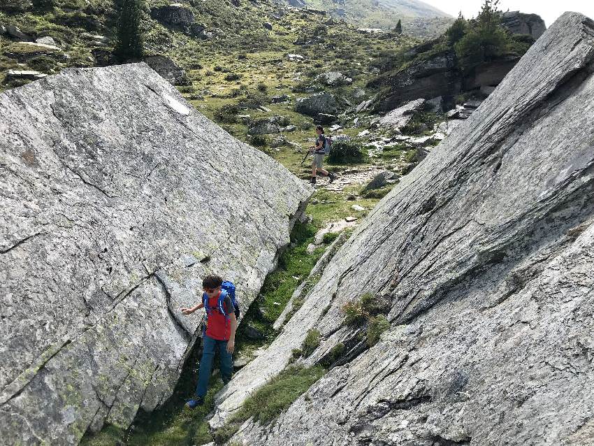 Zwischen den riesigen Felsen gefällt es den Kindern - auch toll zum Kraxeln!