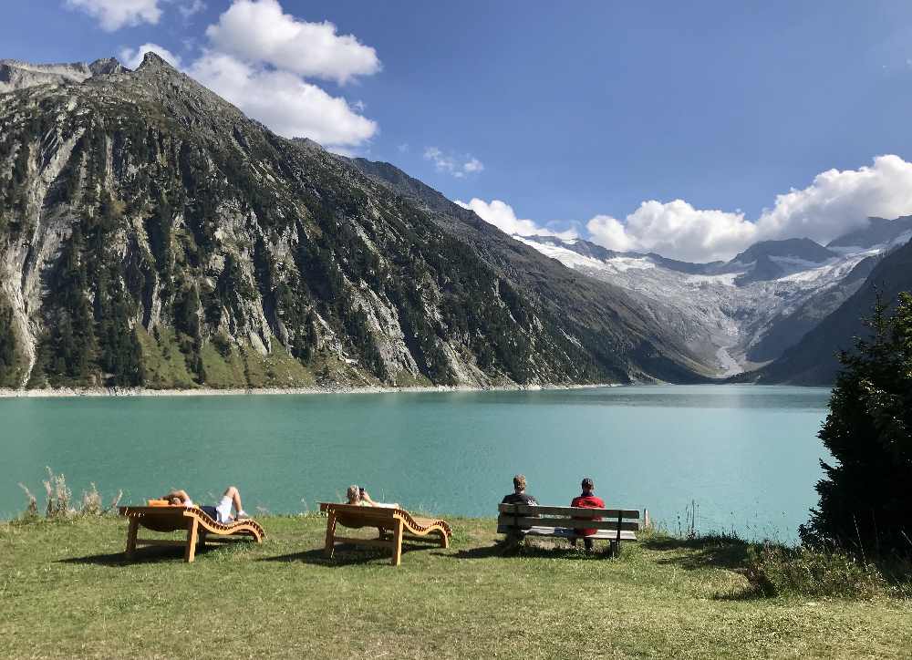 Hier kannst du mit dem Kinderwagen vorbei wandern oder auf einer der Sonnenliegen die Traumsicht auf den Gletscher geniessen