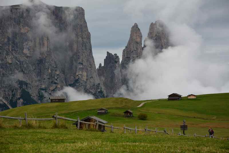 Mit dem Kinderwagen am Schlern - Das geht auf den befestigten Wegen zum Wandern mit Kinderwagen auf der Seiseralm. 