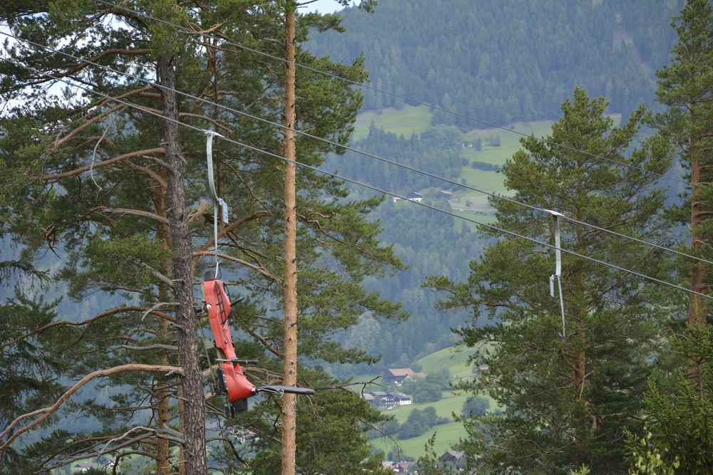 Neben uns fahren die Schlitten der Rodelbahn mit einem eigenen Lift nach oben