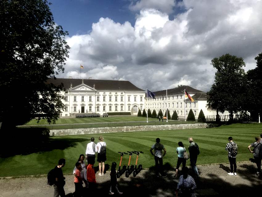 Von Berlin Sehenswürdigkeit zu Berlin Sehenswürdigkeit: Hier das Schloss Bellevue