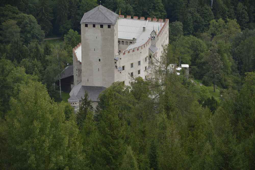Auch das Schloss Bruck ist aus der Vogelperspektive zu sehen 