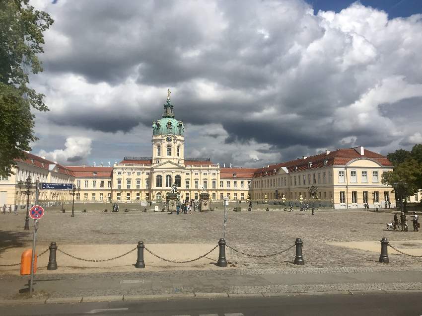 Das Schloss Charlottenburg Berlin mit Kindern - kannst du auch von innen besichtigen!