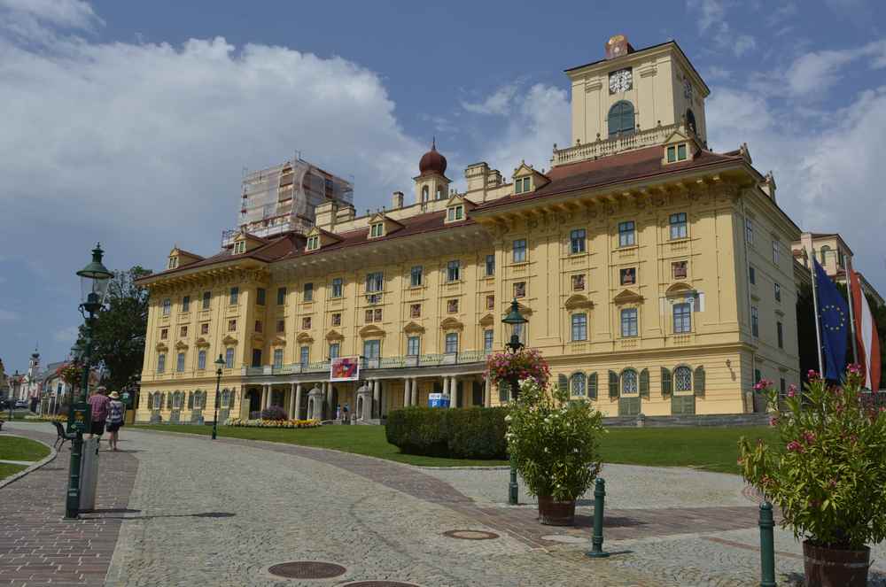 Ein riesiges Schloss - das spezielle Familienführungen anbietet: Das  Schloss Esterházy in Eisenstadt, ca. 1 Stunde von Wien entfernt.