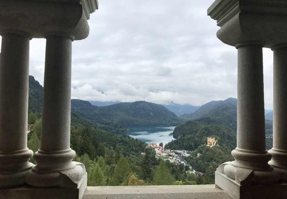 Nach der Führung gibt es diesen Blick aus dem Schloss Neuschwanstein durch die Säulen