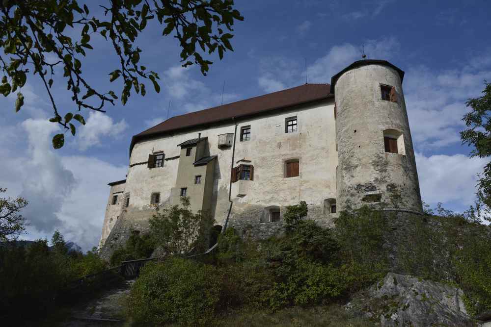 Sieht vom Schlossgarten eher aus wie eine Burg, das Schloss Rodenegg. Unser Sommer - Ausflugsziel in Südtirol