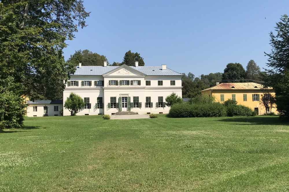 Das Schloss Rosegg von außen - wir besichtigen es bei unserem Ausflug mit Kindern