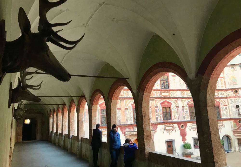 In diesem schönen Arkadengang beginnt unsere Führung durch das Schloss in Tirol