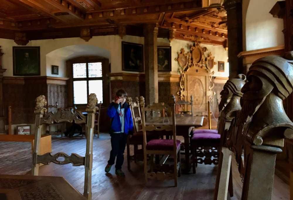 Der Blick ins Königinnenzimmer in Schloss Tratzberg - jeder Stuhl hat andere geschnitzte Figuren